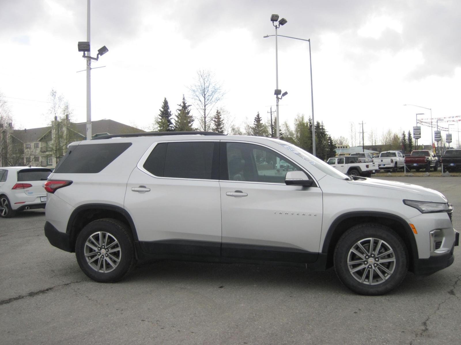 2022 silver /black Chevrolet Traverse LT AWD (1GNEVHKW0NJ) , automatic transmission, located at 9530 Old Seward Highway, Anchorage, AK, 99515, (907) 349-3343, 61.134140, -149.865570 - Nice Chevrolet Traverse LT AWD, Leather seat, 4 bucket seats, come take a test drive. - Photo #3